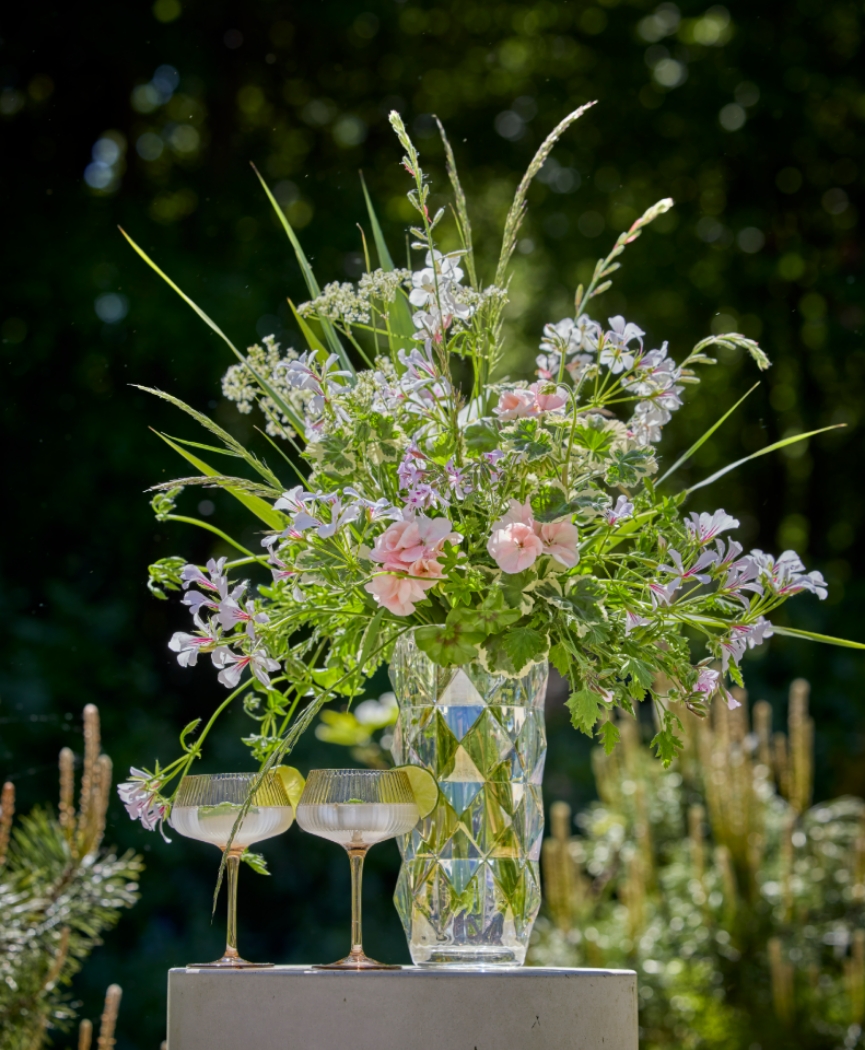 Décorer avec des fleurs : 5 bouquets légers avec des géraniums (2026)